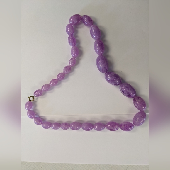 VTG. CHUNKY MARBLED LILAC LUCITE NECKLACE - Picture 10 of 11